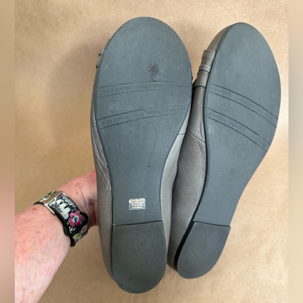 You by Crocs Grey Leather Flats. Size 8.5 - Picture 7 of 8